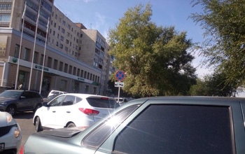 В Оренбурге из-за скопления автомобилей затруднен проезд возле банка