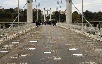 За рекламу на мосту 