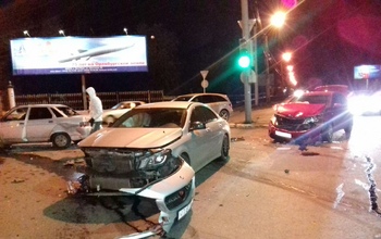 В Оренбурге Kia, ВАЗ и  Mercedes не поделили дорогу