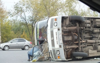 В Оренбурге перевернулся пассажирский автобус: подробности