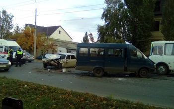 Авария на улице Цвиллинга в Оренбурге: «скорая» осмотрела шесть человек