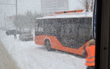 Непогода стала причиной транспортного коллапса на дорогах в Оренбурге