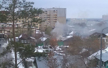 В ожидании пожарных оренбуржцы тушили огонь снегом