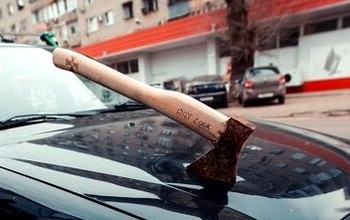 Оренбуржец, размахивая топором, накинулся на служебный автомобиль инспектора ДПС