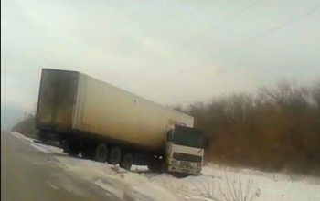 Оренбургский дальнобойщик двое суток просидел в застрявшем на трассе грузовике
