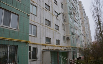 В Оренбурге подрядчики сложили тонну мусора на многоквартирный дом