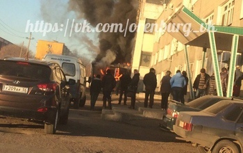 В Оренбурге в огне полыхают пристрой и автомобили