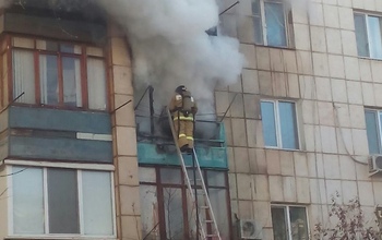 В оренбургской многоэтажке загорелся балкон 