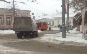 В Оренбурге упал на проезжую часть столб