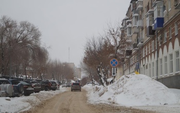 В Оренбурге снег «ворует» у автомобилистов проезжую часть и парковки 