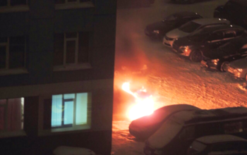 Оренбургские пожарные вручную раздвигали авто, чтобы добраться до очага возгорания