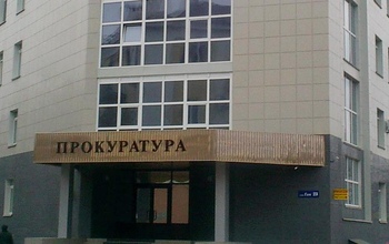 В Оренбурге рухнувший с кровли снег повредил автомобили прокуроров