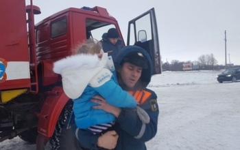 На трассе Оренбург - Орск перевернулась машина с двумя детьми