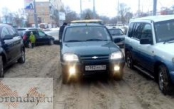 Оренбургский автохам чуть не сбил женщину с ребенком, а после набросился на нее
