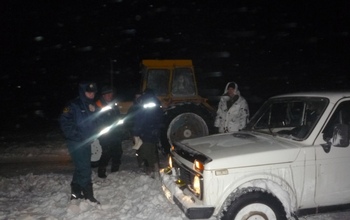 Ночью в снежной оренбургской степи спасали трех человек 