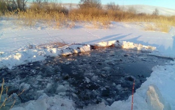 В Новосергиевском районе бульдозер провалился под лед 