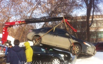 В Оренбурге эвакуатор уронил Toyota Camry на Kia