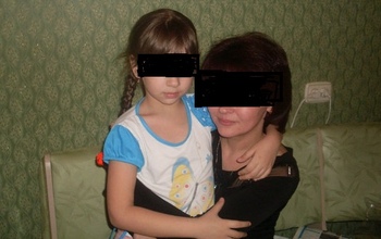 Похищенная школьница  сейчас дома с мамой, но очень напугана