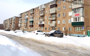 В Оренбурге из-за узкой дороги автомобили зачастую не могут разъехаться 
