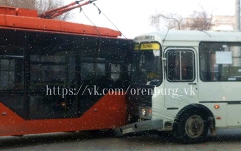 В Оренбурге маршрутка догнала троллейбус