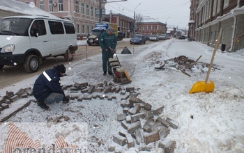 В Оренбурге на дороге перекладывают тротуарную плитку