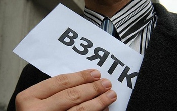 В Орске полицейского подозревают в посредничестве при даче взятки 