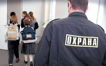 Сколько и из чьего кармана получают в Оренбурге школьные охранники?
