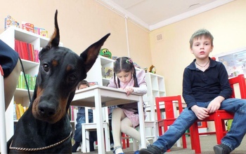 В Оренбургской библиотеке дети читали книги собаке