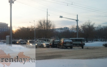 В Оренбурге произошло ДТП с участием трех автомобилей, образовался затор
