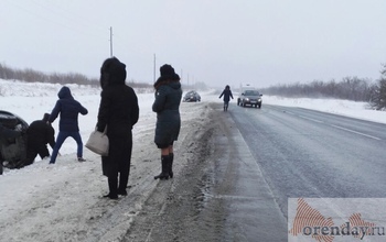 На трассе Оренбург – Соль-Илецк перевернулся автомобиль