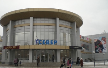 В Оренбурге с кровли ТЦ «Север» на четырехмесячного ребенка упал снег