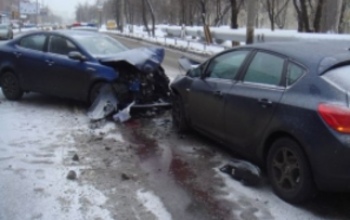 В Оренбурге столкнулись Kia Rio и Kia Cee’d