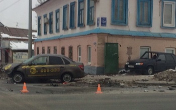 В Оренбурге из-за скользких дорог происходят массовые ДТП