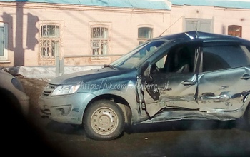  В Оренбурге BMW X5 врезался в Ладу Гранта