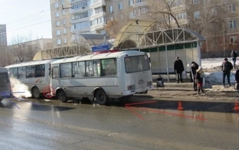 В Оренбурге два маршрутных автобуса не поделили дорогу