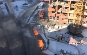 В Оренбурге на скандальной стройке на Салмышской полыхнул пожар 