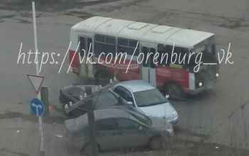 В Оренбурге произошла дорожная авария с участием трех автомобилей