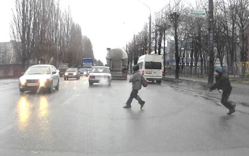 Оренбургские пешеходы перебегают дорогу прямо перед автомобилями