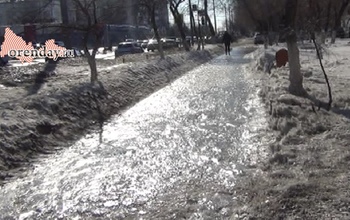 Оренбуржцы привыкли к гололеду, но падать не перестали