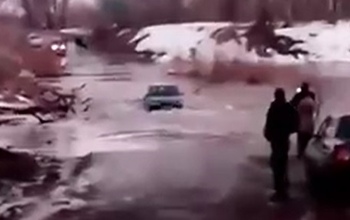 В Бузулукском районе автомобиль смыло талой водой в реку