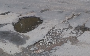 Ямы на дорогах Оренбурга доставляют водителям немалые неприятности