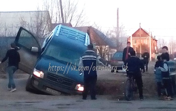 В Оренбурге Infinity QX56 угодил в канаву