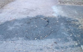  В Оренбурге засыпали яму в асфальте 