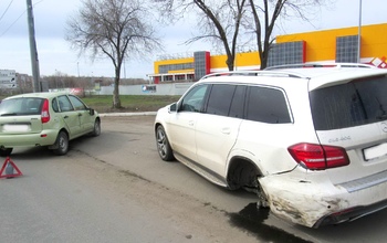 В Оренбурге столкнулись два ВАЗа, Mercedes и Volkswagen