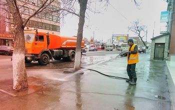 В Оренбурге грязь собрали в кучки и затем размазали по асфальту 