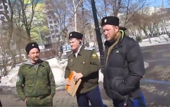 В полиции Оренбурга не смогли установить личность казака, вмешавшегося в проведение одиночного пикета 26 марта