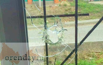 В Оренбурге двое парней устроили стрельбу возле жилого дома