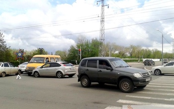 В Оренбурге на проспекте Победы не смогли разъехаться четыре автомобиля