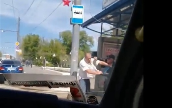 В Оренбурге водитель маршрутки подрался с пассажиром из-за мороженого