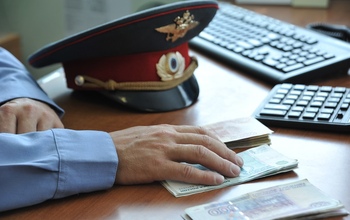В Оренбурге задержали полицейского за вымогательство взятки у подчиненного 